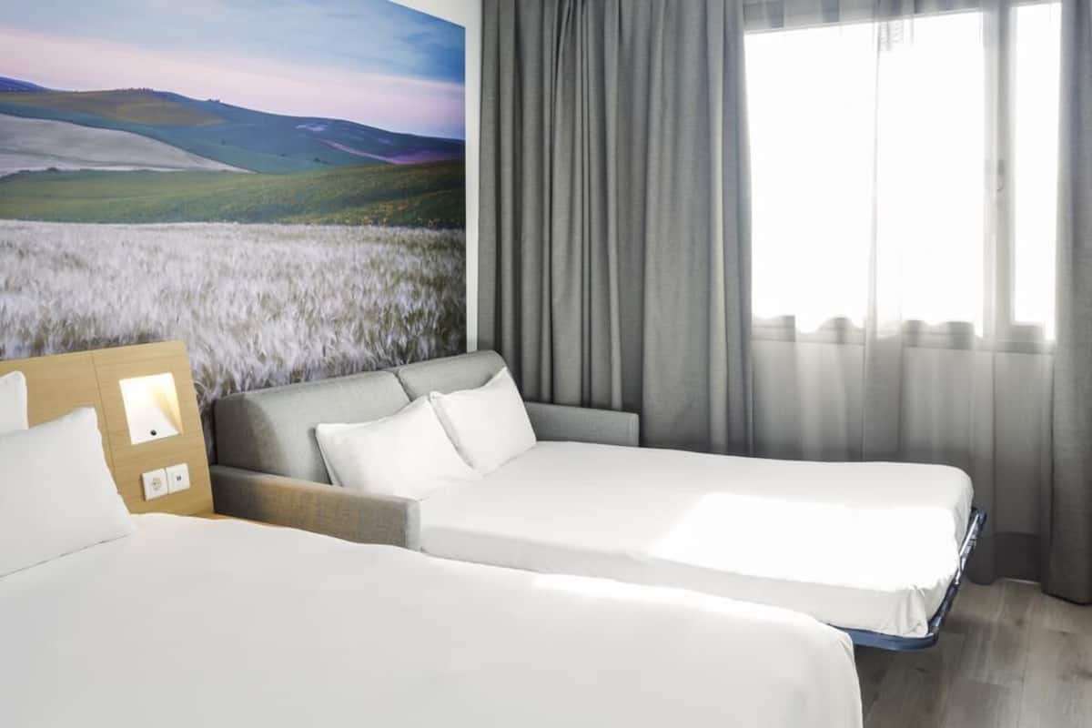 Chambre Supérieure, 1 grand lit et 1 canapé-lit