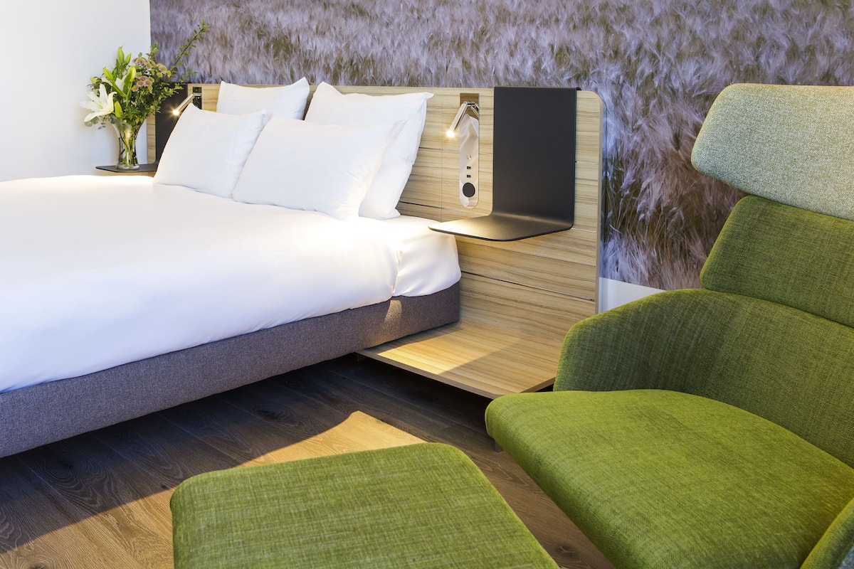 deluxe room, 1 double bed | hypo-allergenic bedding, down duvets, memory-foam beds, in-room safe