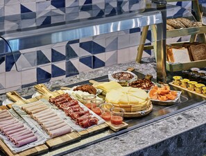 Morgenmadsbuffet hver dag (18 EUR pr. person)