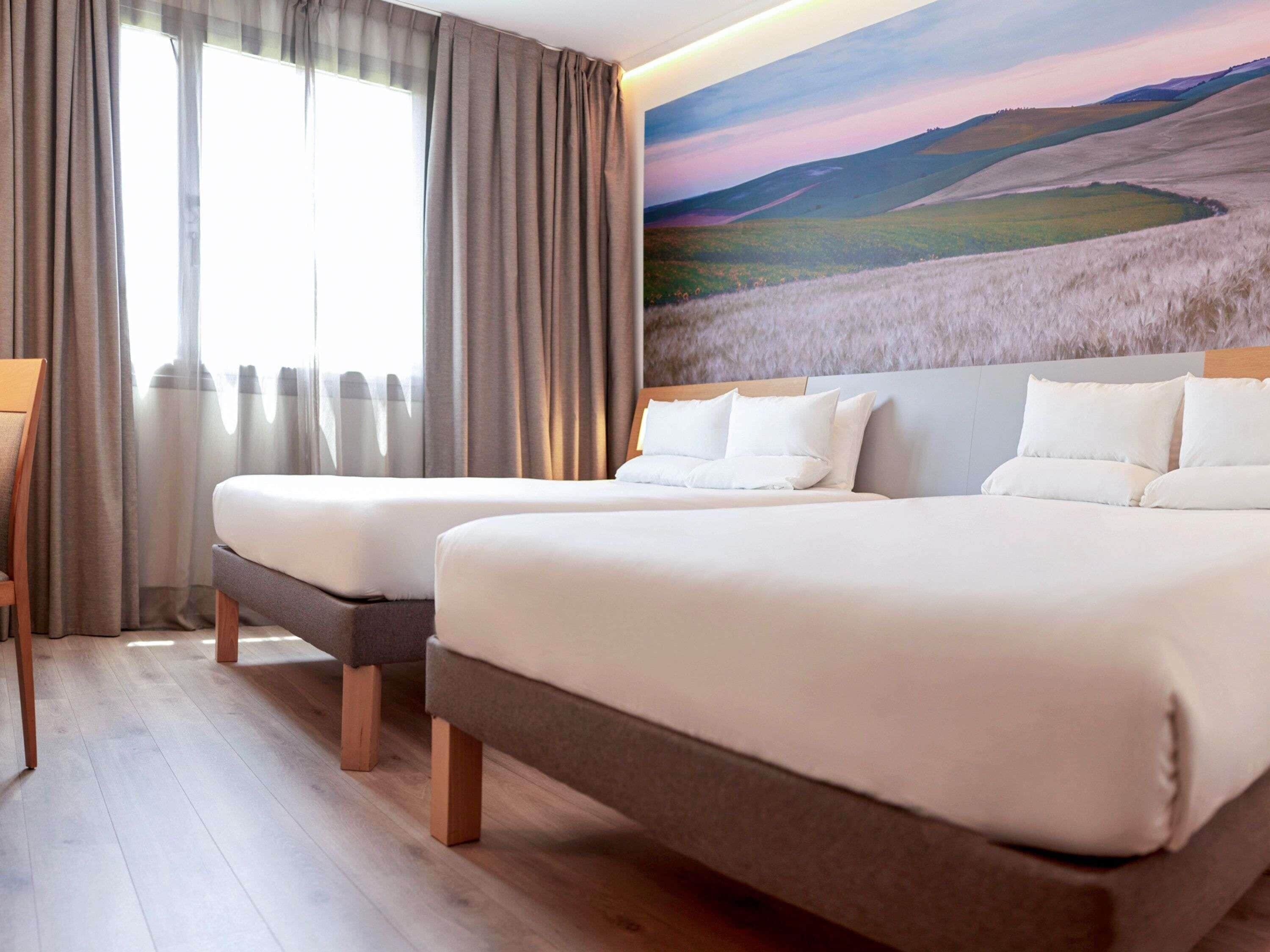 Habitación superior, 2 camas dobles | Ropa de cama hipoalergénica y edredones de plumas