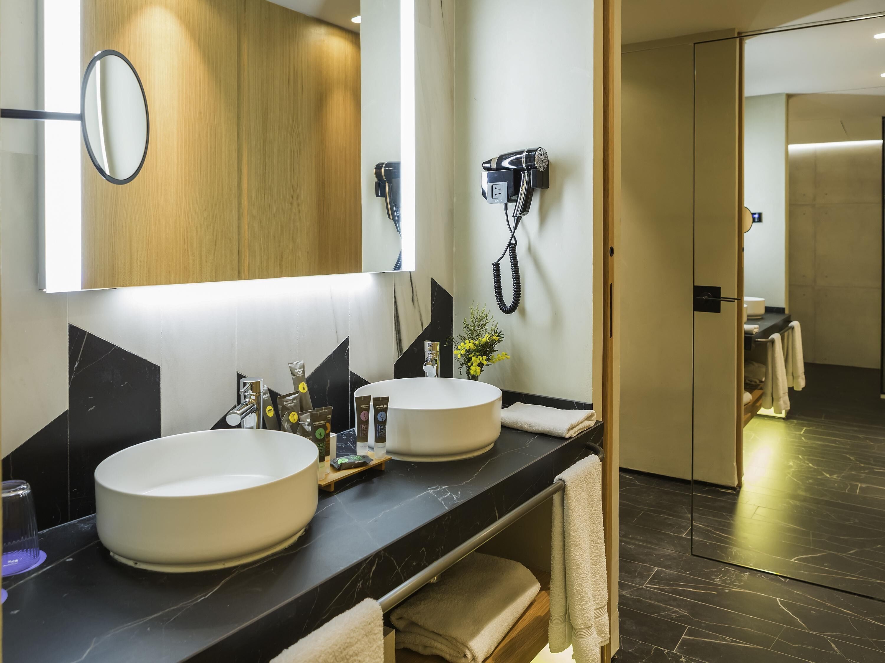 Juniorsvit - 1 queensize-säng med bäddsoffa | Allergitestade sängkläder, duntäcken och memory foam-madrasser