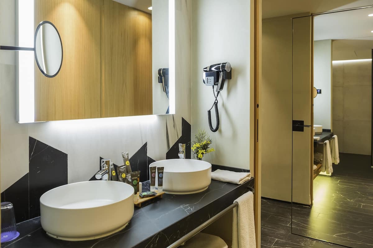 Juniorsvit - 1 queensize-säng med bäddsoffa | Allergitestade sängkläder, duntäcken och memory foam-madrasser