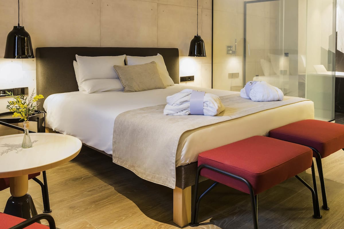 Suite Junior, 1 letto queen con divano letto | Biancheria da letto ipoallergenica, copriletto in piuma