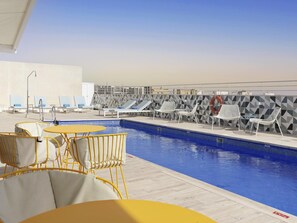 Piscina externa sazonal, funciona das meio-dia às 20h, guarda-sóis