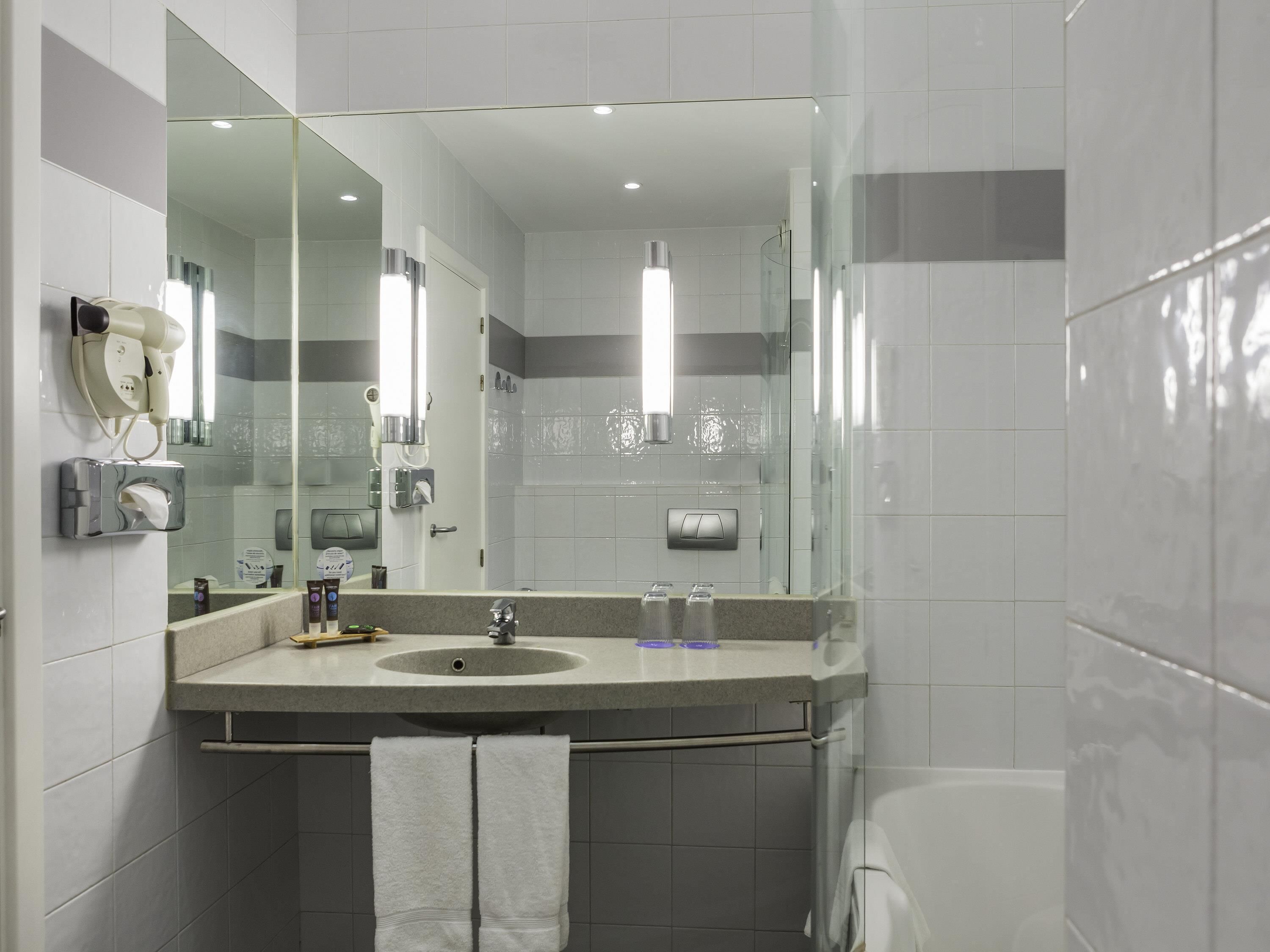 executive room, 1 queen bed | bathroom | eco-friendly toiletries, hair dryer, bidet, towels