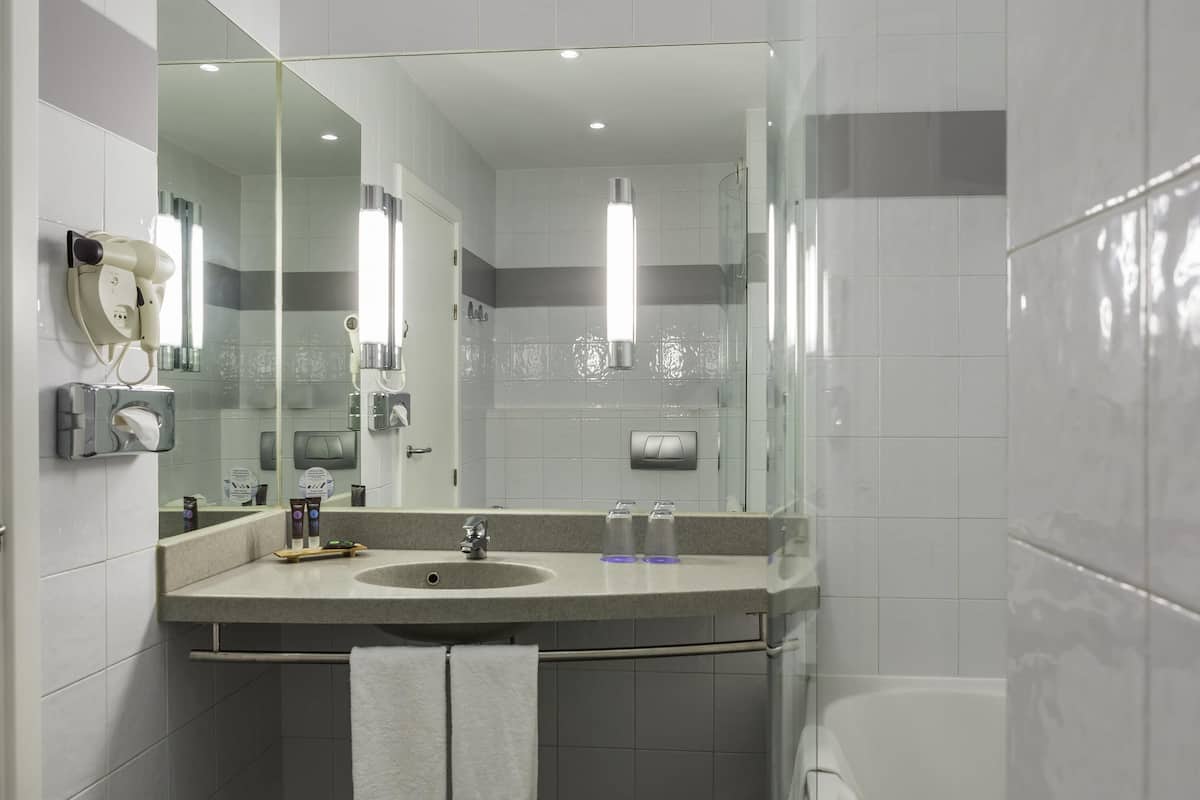 executive room, 1 queen bed | bathroom | eco-friendly toiletries, hair dryer, bidet, towels