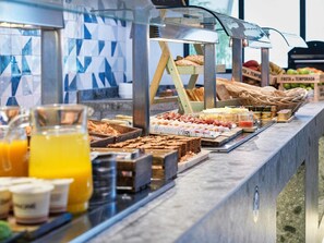 Petit déjeuner buffet servi tous les jours en supplément