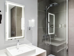 Deluxe Room, 1 Double Bed | Hypo-allergenic bedding, down comforters, memory foam beds, in-room safe