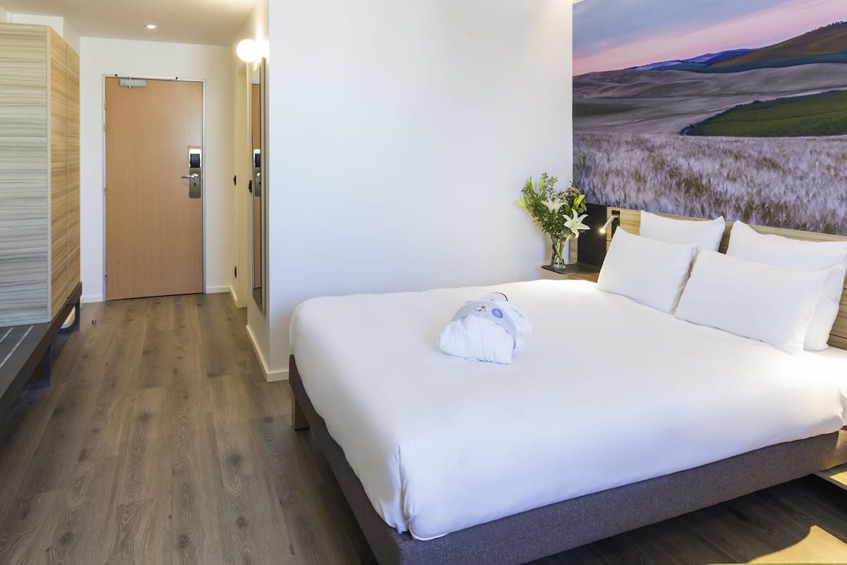 Deluxe kamer, 1 tweepersoonsbed | Hypoallergeen beddengoed, donzen dekbedden, bedden met traagschuimmatras