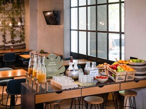 Café da manhã com buffet todos os dias (EUR 18 por pessoa) 
