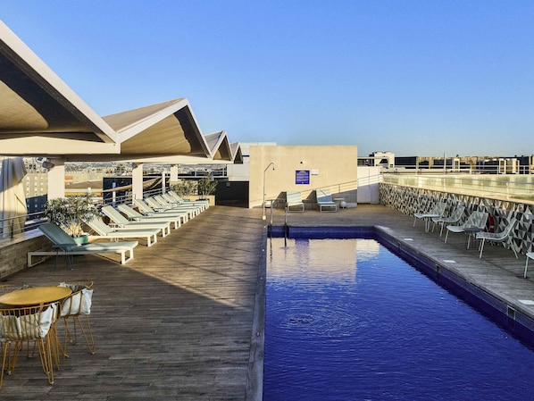 Seasonal outdoor pool, open noon to 8:00 PM, pool umbrellas - Novotel Sevilla (Seville)