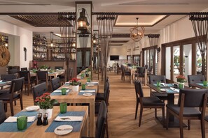 13 restaurants; s'hi serveixen esmorzars, dinars i sopars