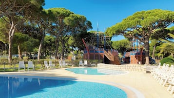 Piscina coperta, 7 piscine all'aperto, ombrelloni da piscina, lettini