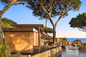 2 bars/lounges, 3 poolside bars, swim-up bar