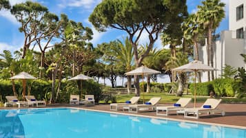 Una piscina cubierta, 8 piscinas al aire libre, sombrillas, tumbonas