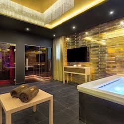 Couples treatment room(s), sauna, hot tub, steam room