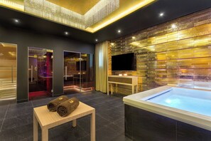 Couples treatment room(s), sauna, hot tub, steam room