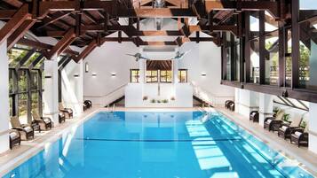 Una piscina techada, 7 piscinas al aire libre, sombrillas