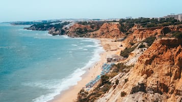 Privatstrand in der Nähe, weißer Sandstrand, Liegestühle, Sonnenschirme