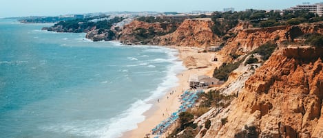 Praia particular nas proximidades, areia branca, espreguiçadeiras 