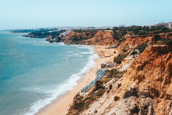 Privatstrand in der Nähe, weißer Sandstrand, Liegestühle, Sonnenschirme