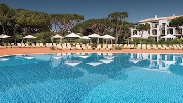 Una piscina techada, 7 piscinas al aire libre, sombrillas