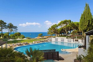 Piscina coberta, 8 piscines a l'aire lliure, para-sols i gandules