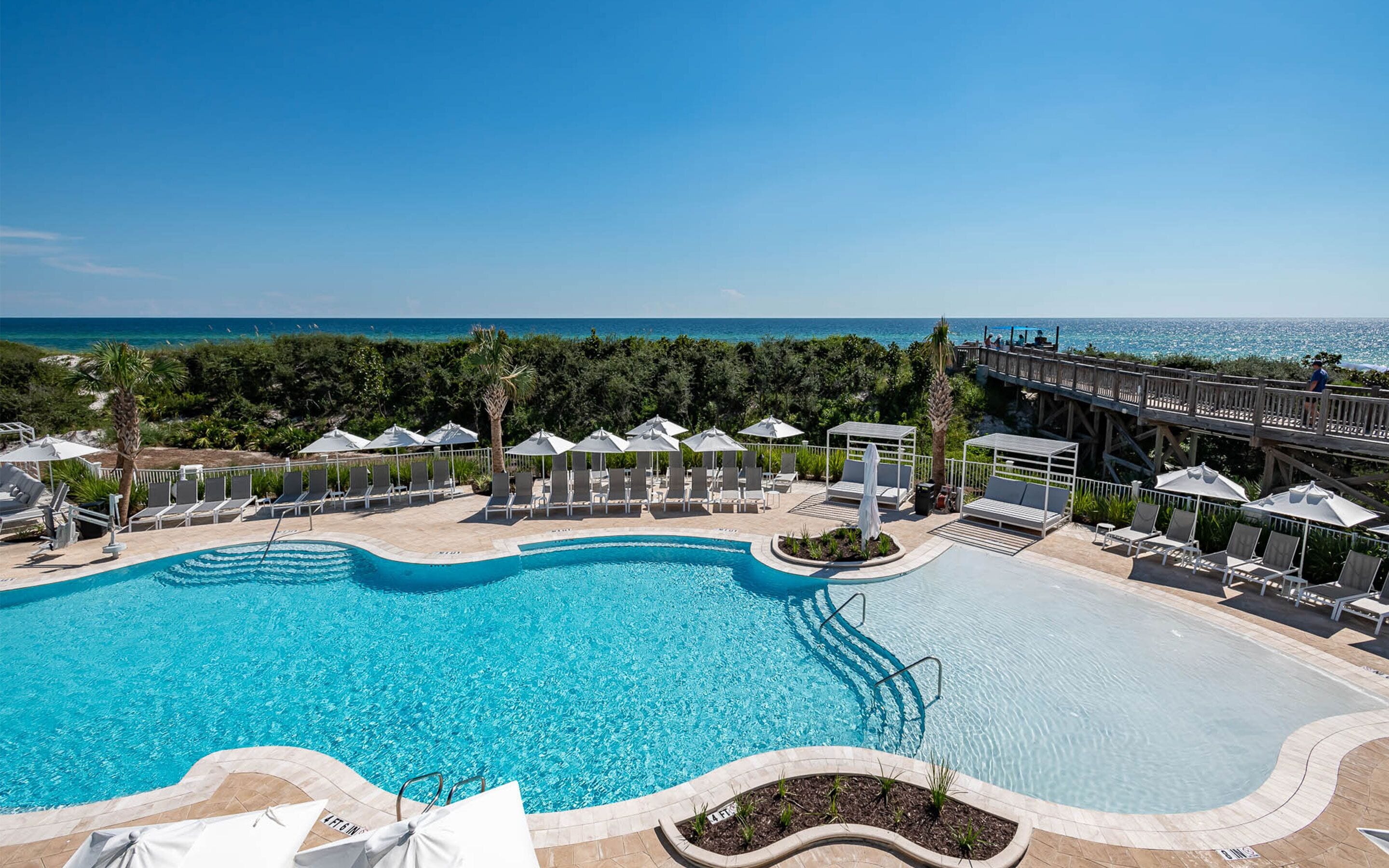 10 piscines a l'aire lliure, cabanes (de pagament) i para-sols 