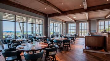 3 restaurants; breakfast, lunch, dinner, and brunch served