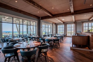 3 restaurants; breakfast, lunch, dinner, and brunch served