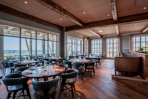 3 restaurants; breakfast, lunch, dinner, and brunch served