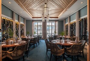 3 restaurants, breakfast, lunch, dinner served; southern cuisine