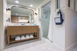 Een douche, gratis toiletartikelen, een haardroger, badjassen