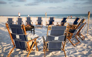 Plage, sable blanc, chaises longues, parasols