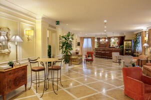 Un'ampia hall con zona bar, posti a sedere e reception.