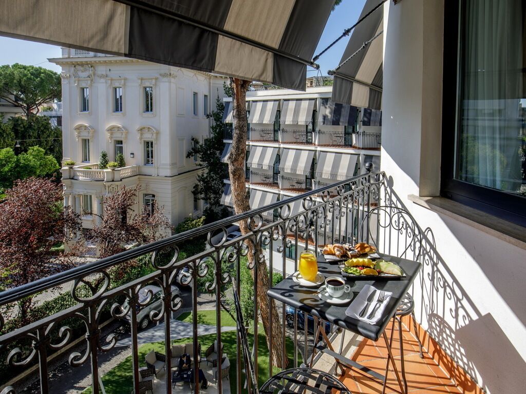 deluxe double or twin room | 1 bedroom, minibar, in-room safe, desk