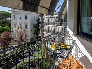 Deluxe Double or Twin Room | Minibar, in-room safe, desk, laptop workspace - Donna Laura Palace by OMNIA hotels (Rome)
