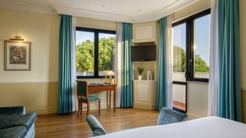 Una habitación de hotel con una cama, un escritorio, una silla y un televisor.
