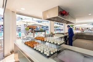 2 restaurantes; se sirve desayuno, almuerzo y cena; cocina internacional