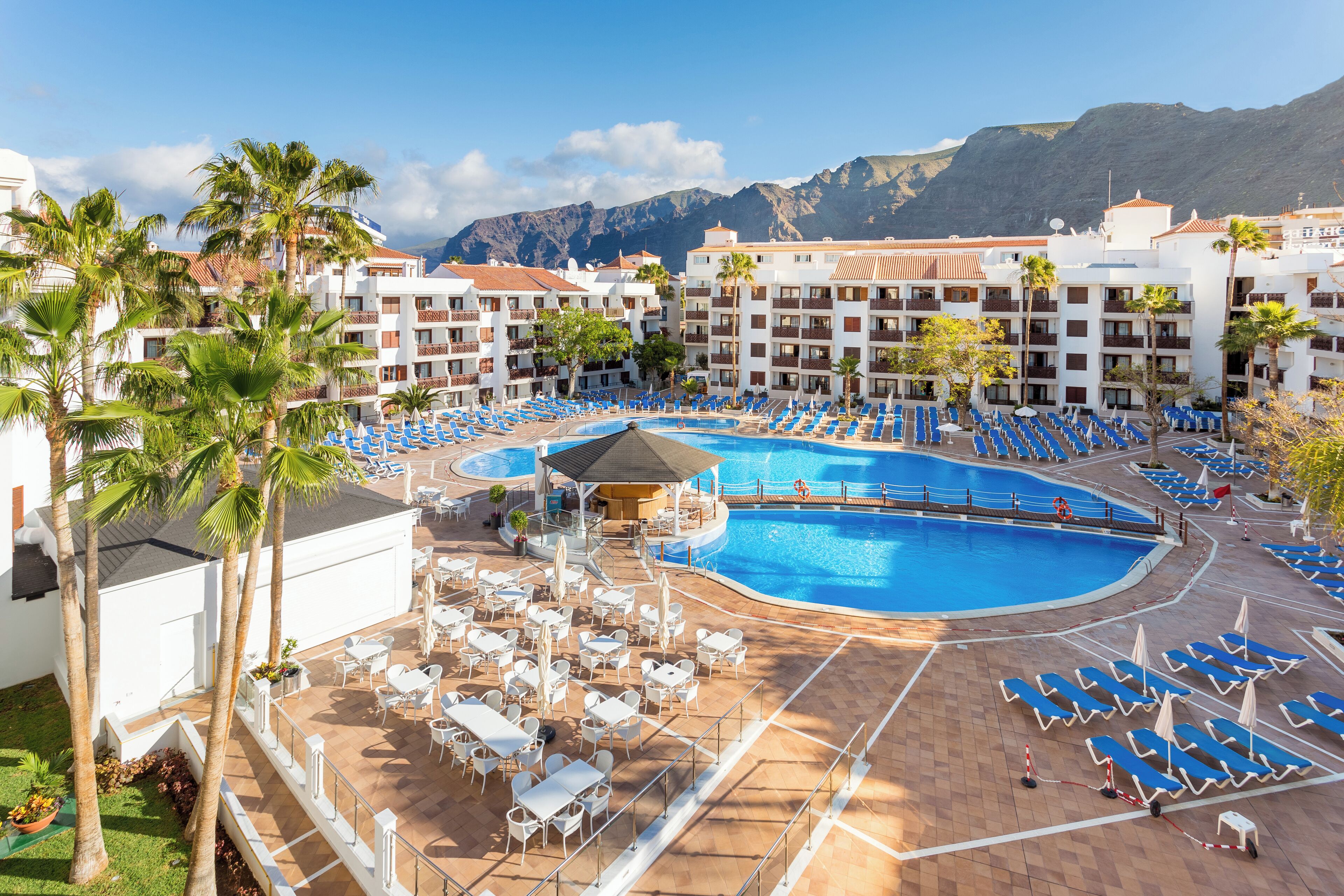 Inomhuspool, 2 utomhuspooler, parasoller och solstolar