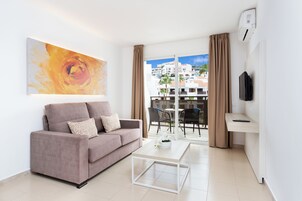 标准公寓, 1 间卧室 | 起居区 | 平板电视、首映电影