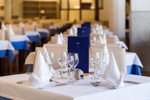 2 restaurants; breakfast, lunch, and dinner served - Globales Tamaimo Tropical (Santiago del Teide)