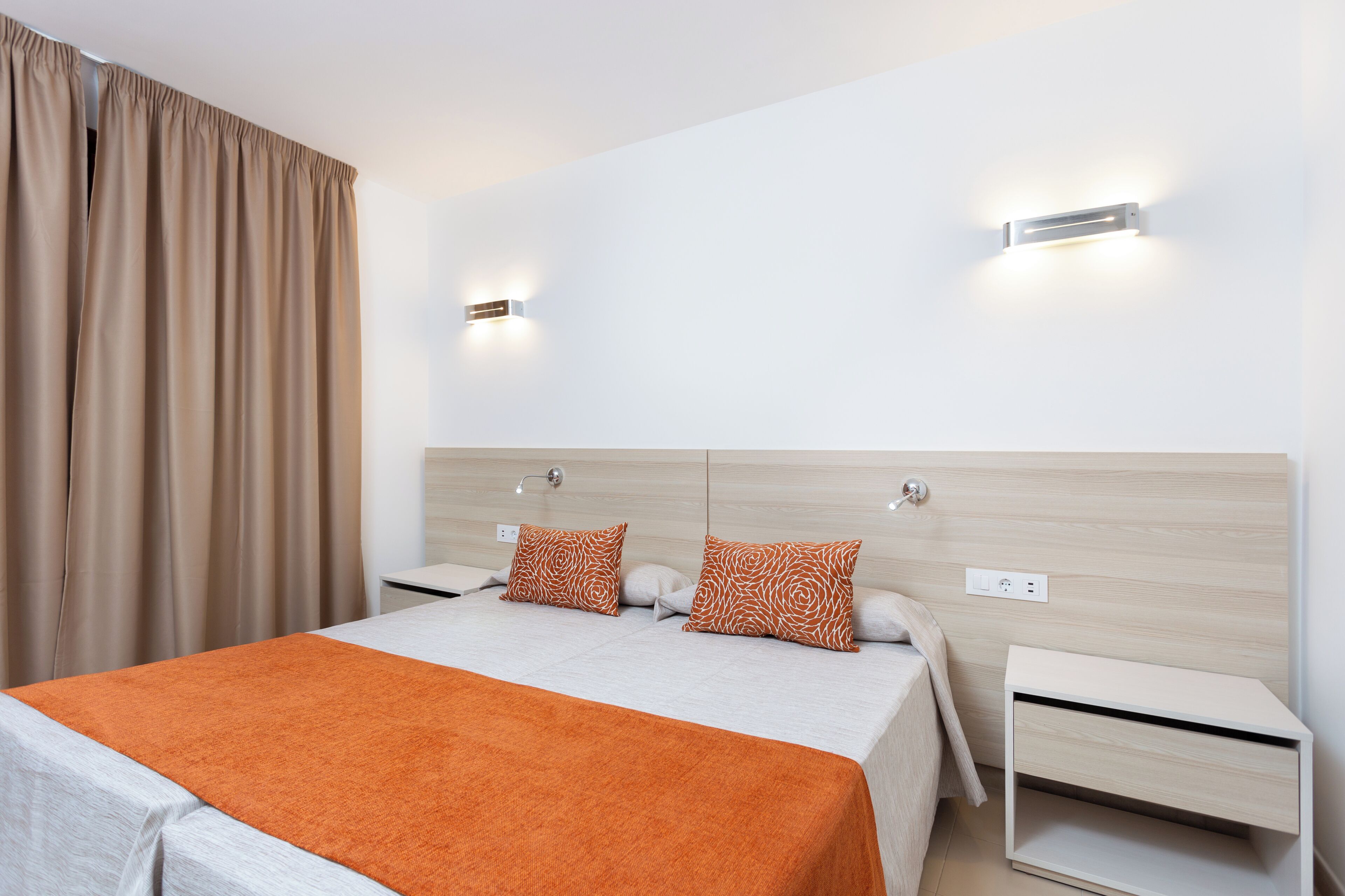 Ropa de cama de alta calidad, escritorio, cunas gratuitas y wifi gratis
