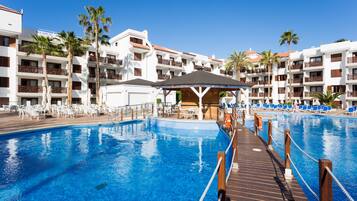 室內游泳池和2 座室外游泳池,提供泳池遮陽傘和日光浴躺椅