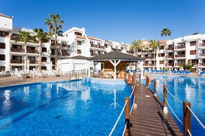 Una piscina cubierta, 2 piscinas al aire libre, sombrillas, tumbonas