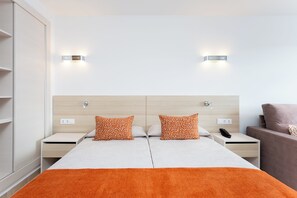 Peralatan tempat tidur premium, meja, katil bayi/kot (percuma) 