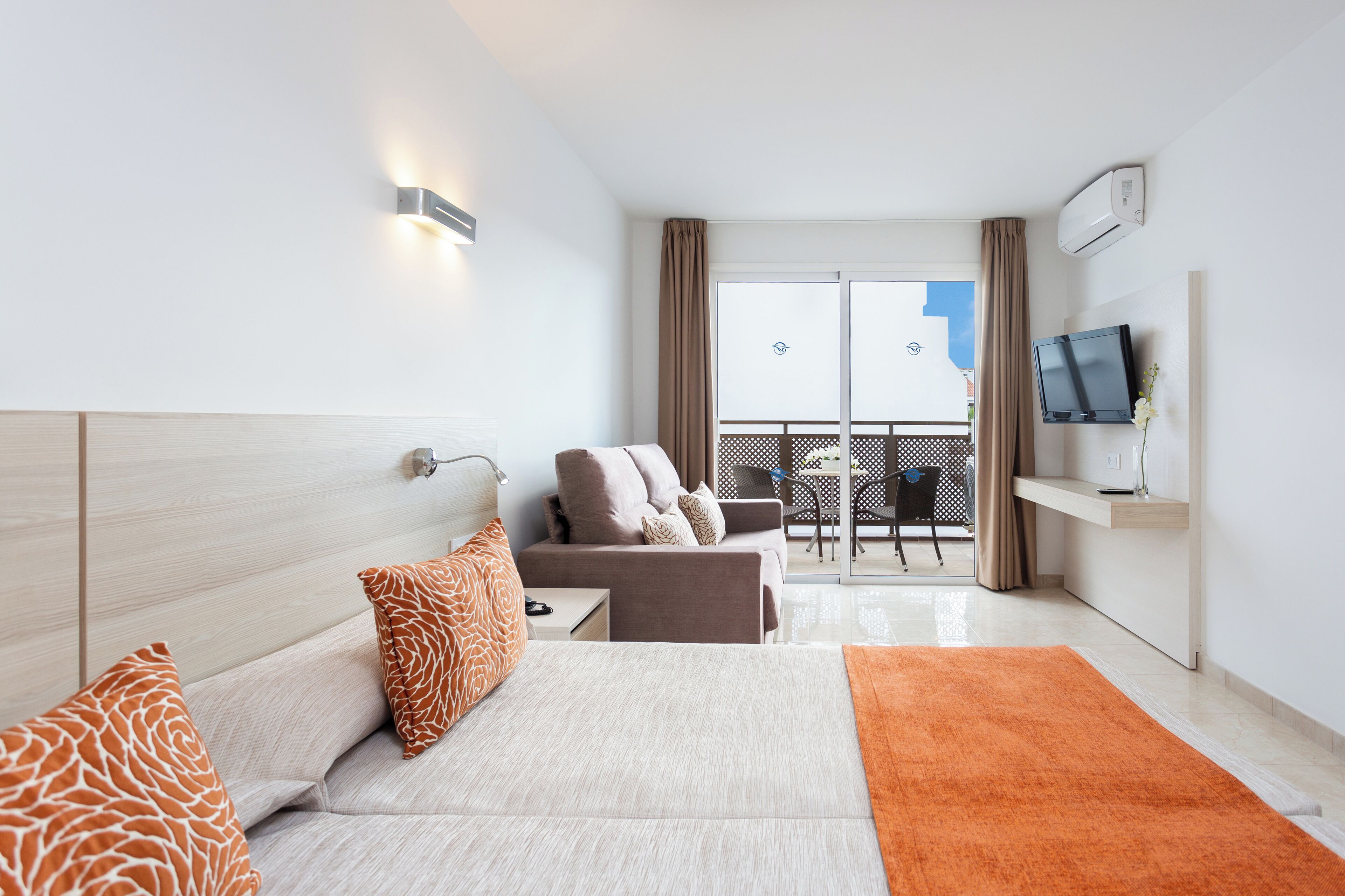 Studio | Living area | Flat-screen TV, first-run movies