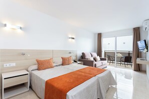 Studio | Premium bedding, desk, free cribs/infant beds, free WiFi