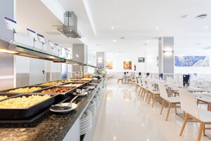 2 间餐厅，供应早餐、午餐和晚餐，国际美食