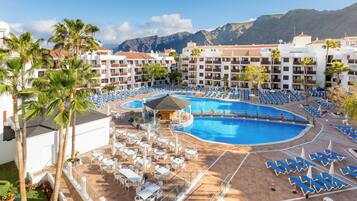 Una piscina cubierta, 2 piscinas al aire libre, sombrillas, tumbonas